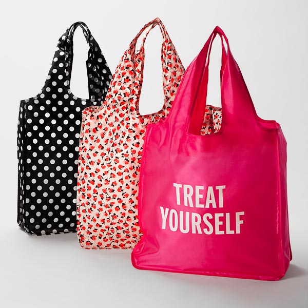Grocery totes that are sturdy (double stitched for strength), have an extra large capacity, and that roll up and tie closed.